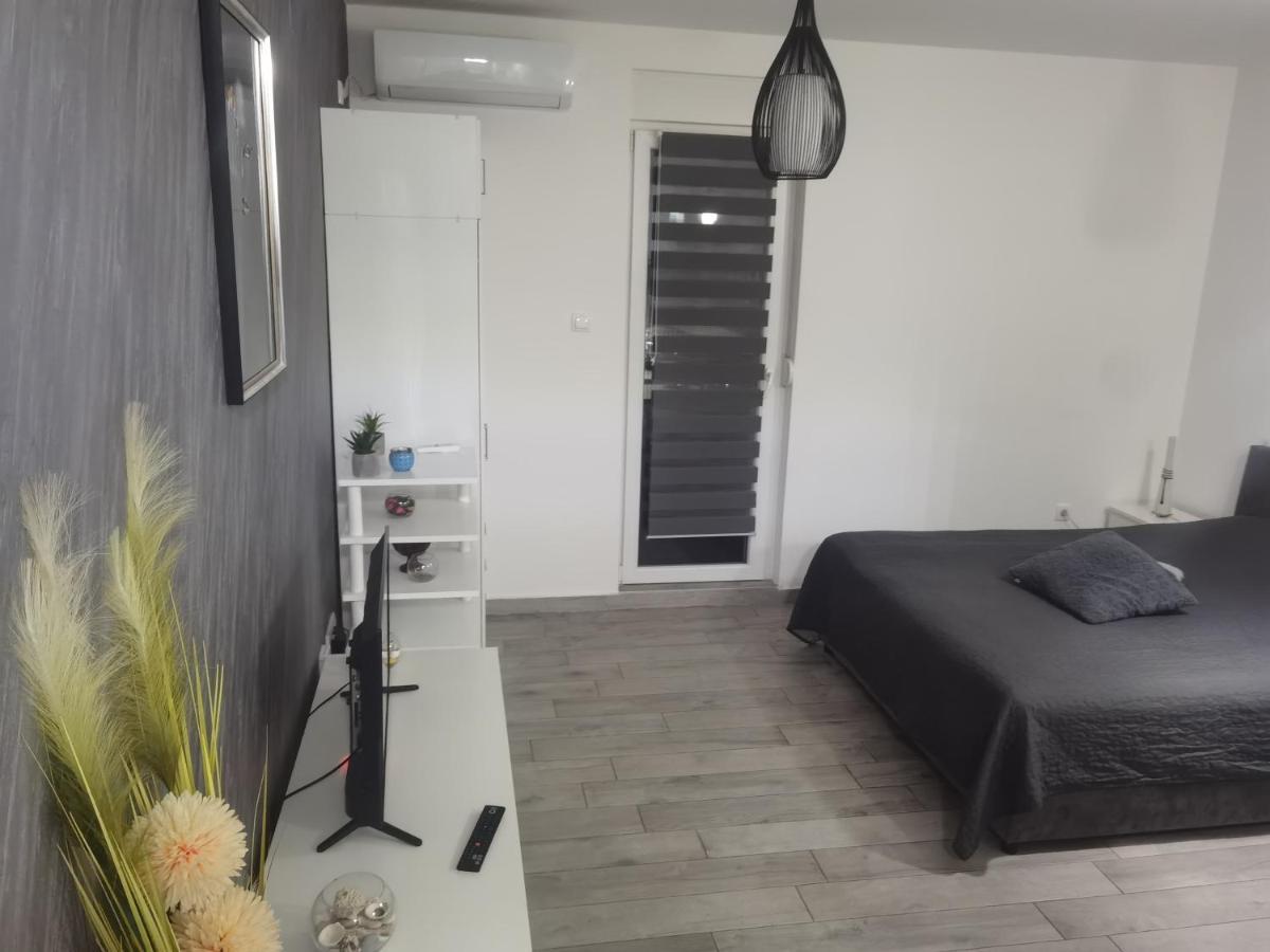 Danica Sremska Mitrovica Exterior foto